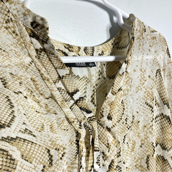 A.N.A Women’s L Snakeskin Print Blouse Pullover Pintuck Detail V-Neck 3/4 Sleeve - Picture 3 of 16